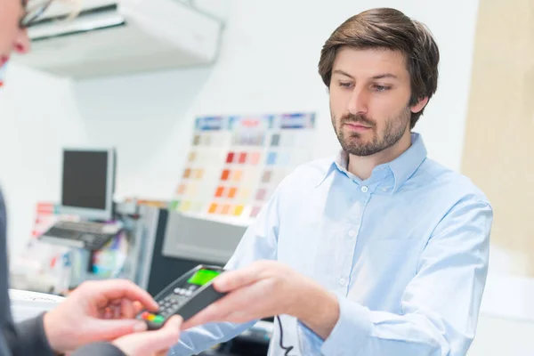 Cliente Que Paga Servicio Con Tarjeta — Foto de Stock