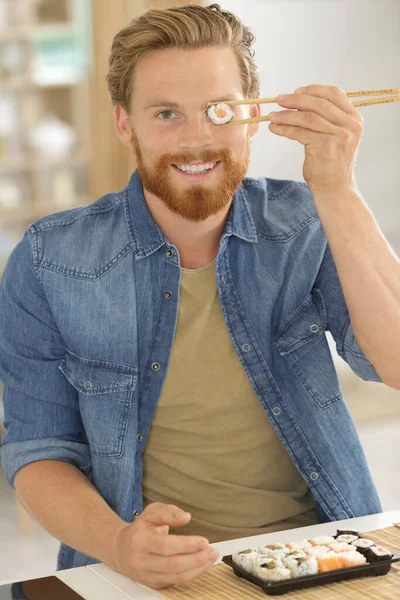 Hombre Sosteniendo Sushi Sobre Ojo — Foto de Stock