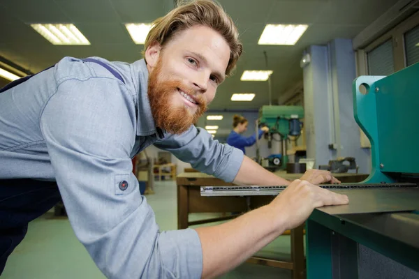 Homem Trabalha Com Produção Metal — Fotografia de Stock