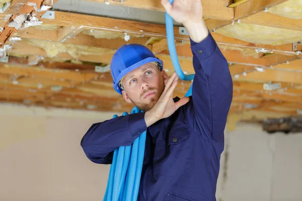 Constructeur Installant Des Câbles Dans Espace Toit — Photo