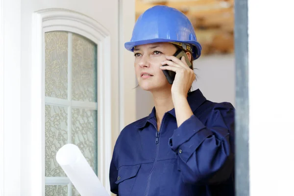 Mujer Constructor Con Planos Utilizando Teléfono Inteligente —  Fotos de Stock