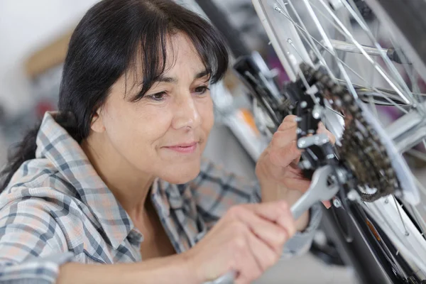 Woman Tightening Nut Bicycle Wheel — Stock Photo, Image