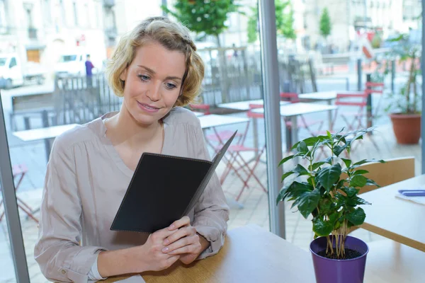 Jonge Mooie Dame Die Een Menu Bekijkt Een Restaurant — Stockfoto