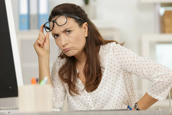 Femme Est Contrariée Par Projet Dans Bureau — Photo