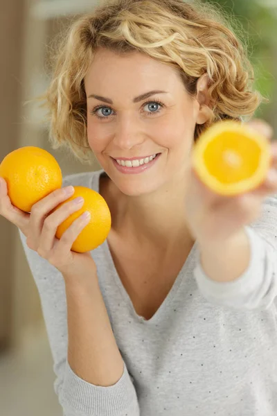 Mooie Vrouw Bedrijf Oranje Vruchten — Stockfoto