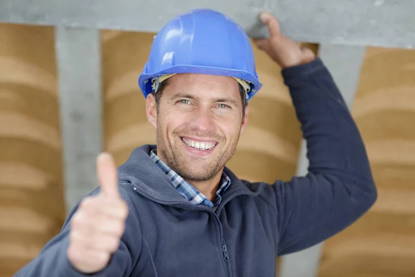 Construtor Feliz Mostrando Polegares Para Cima — Fotografia de Stock