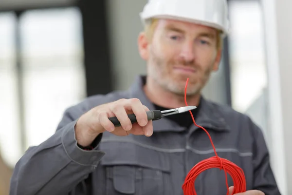 Een Ingenieur Snijdt Kabels Door — Stockfoto