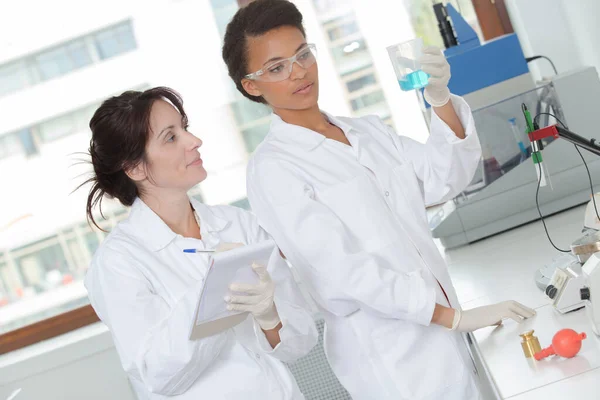 Duas Mulheres Cientistas Que Trabalham Laboratório Químico — Fotografia de Stock