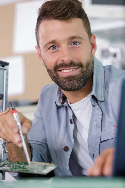 Computertechnicus Die Aan Werkt — Stockfoto