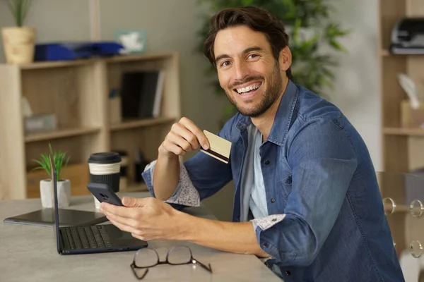 Όμορφος Χαμογελαστός Άντρας Πιστωτική Κάρτα Και Τηλέφωνο — Φωτογραφία Αρχείου