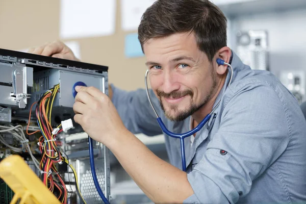 Computertechniker Arbeitet Kaputter Konsole — Stockfoto