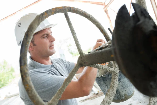 Ein Maurer Einer Fabrik — Stockfoto