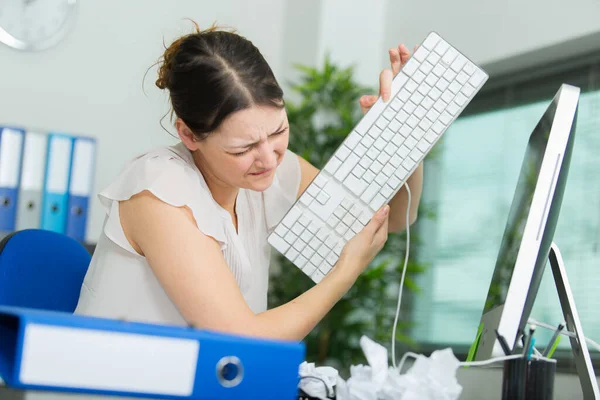 Mujer Detrás Del Escritorio Tratando Romper Teclado —  Fotos de Stock