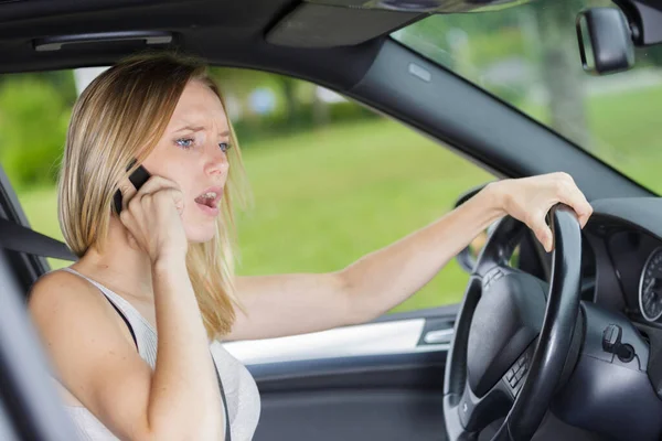 Mulher Gritando Com Telefone Carro — Fotografia de Stock