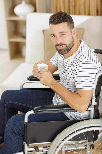 Άνδρας Αναπηρική Καρέκλα Πίνοντας Καφέ Εσωτερικούς Χώρους — Φωτογραφία Αρχείου