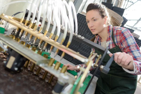 Vrouw Werkende Industriële Machine — Stockfoto