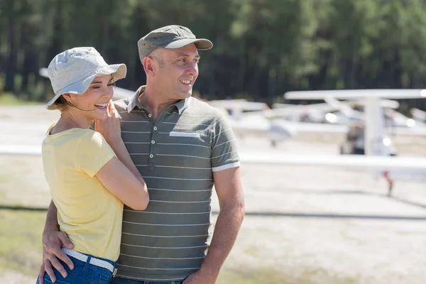 Pareja Amantes Excursión Avión —  Fotos de Stock