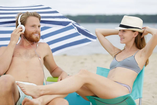 Jong Aantrekkelijk Paar Een Bewolkte Zomerdag — Stockfoto