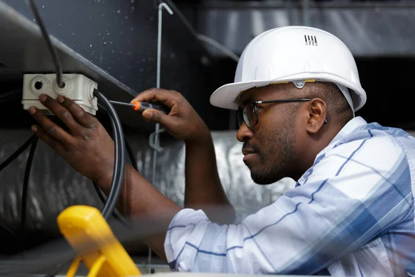 Electricista Realiza Trabajos Eléctricos — Foto de Stock