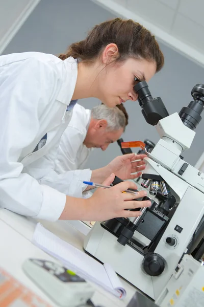 Vmikroskop Kadın Araştırmacı Kavramı — Stok fotoğraf