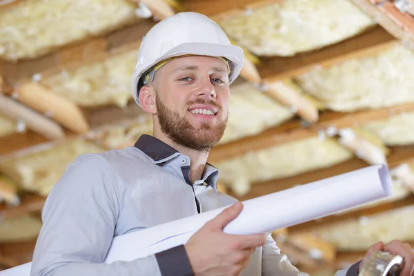 Engenheiro Masculino Segurando Planos Construção — Fotografia de Stock