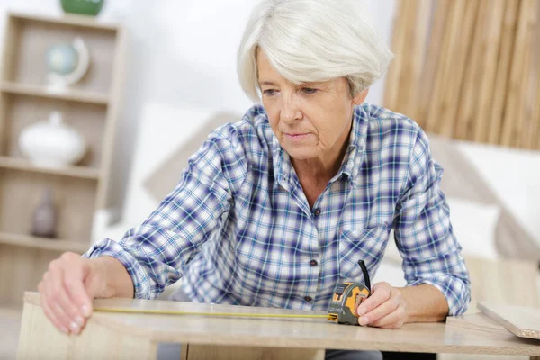 Una Mujer Mayor Midiendo Mueble — Foto de Stock