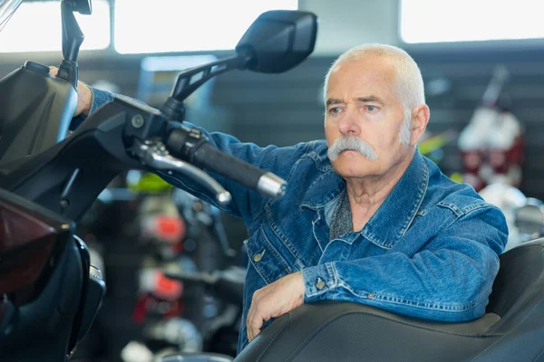 Senior Man Poseren Vol Vertrouwen Buurt Van Zijn Motor — Stockfoto