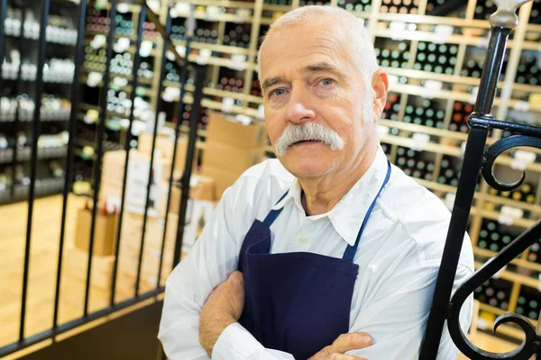 Älterer Männlicher Weinverkäufer — Stockfoto