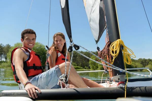 Pareja Sonriendo Bordo Catamarán Velero — Foto de Stock