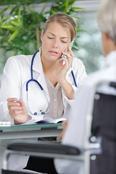 Mladá Žena Doktor Mluví Telefonu — Stock fotografie