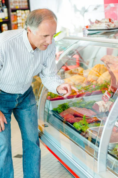 Homem Está Comprando Carne — Fotografia de Stock