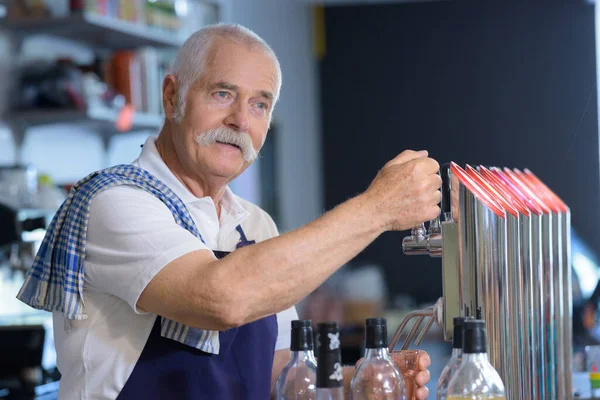 Uomo Anziano Che Serve Vetro Birra Cliente Bancone — Foto Stock