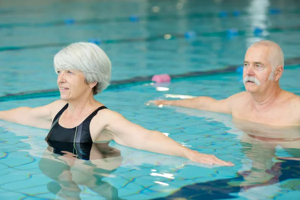 Seniorenpaar Schwimmbad — Stockfoto