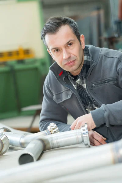 Operaio Guarda Tubi Fabbrica — Foto Stock