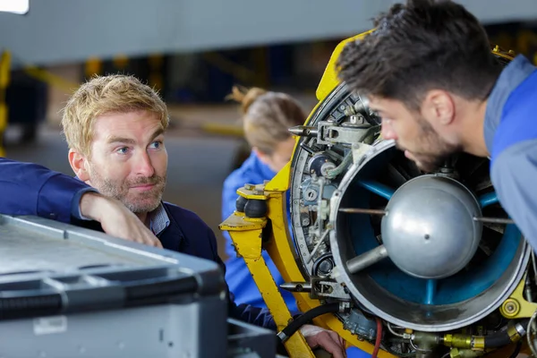 Aprendizes Engenheiros Aeronáuticos Aprendendo Com Seu Professor — Fotografia de Stock