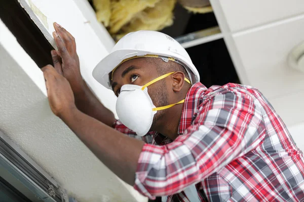 Man Inspecteren Eigendom Dragen Masker Zijn Mond — Stockfoto