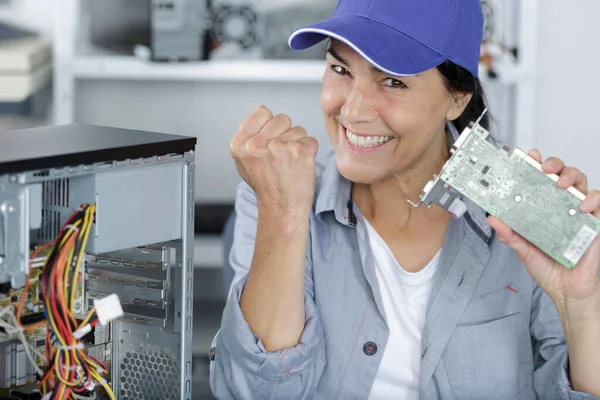 Happy Mature Female Technik Posing Computer — Stock fotografie