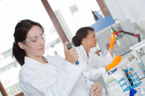 Trabajador Laboratorio Usando Pipeta — Foto de Stock