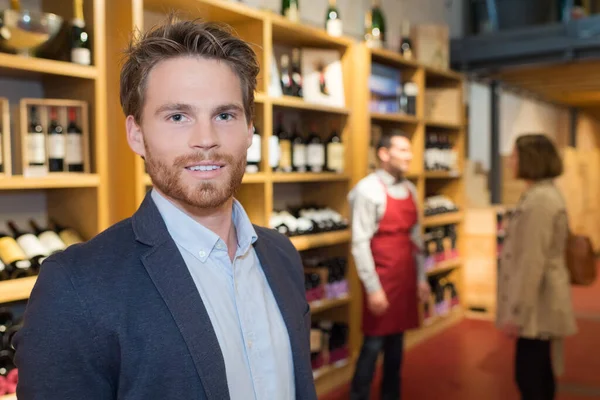 Sorrindo Homem Escolhendo Garrafa Vinho Loja — Fotografia de Stock