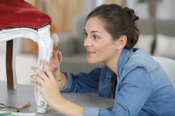 Schilderen Van Een Stoel Vrouw — Stockfoto