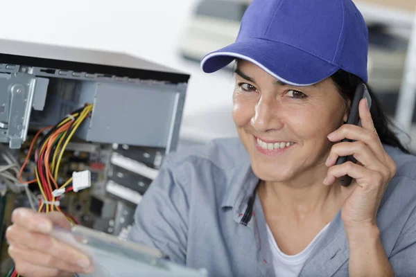 Retrato Mujer Hablando Por Teléfono Sonriendo —  Fotos de Stock