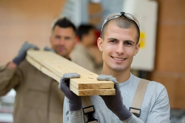 Hombre Lleva Una Madera Hombro — Foto de Stock