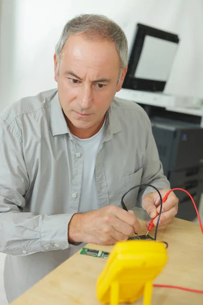 Elektroarbeiter Überprüft Hochspannungskabel — Stockfoto