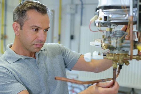 Loodgieter Het Werk Zijn Werkbank Voor Positiebepaling Pijpen — Stockfoto