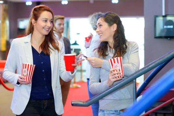 Två Kvinnor Med Koks Och Popcorn Hallen Före Film — Stockfoto