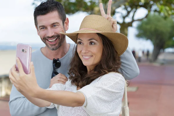 Paar Liefde Het Nemen Van Selfies Buiten — Stockfoto