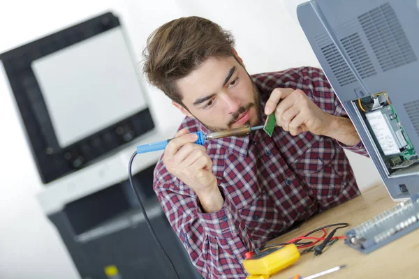 Ein Techniker Lötet Druckerkabel — Stockfoto