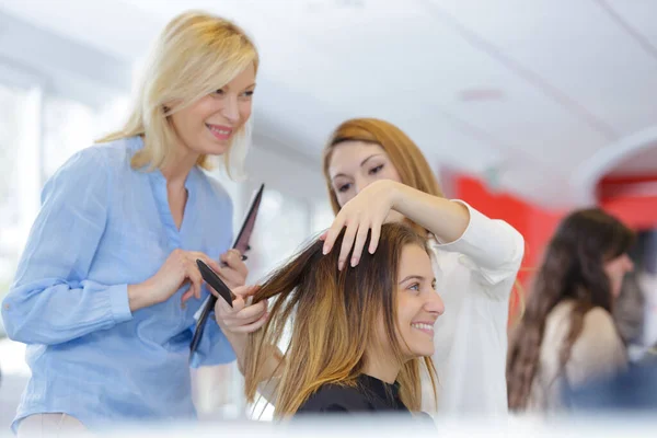 Aprendiz Cortar Cabelo Enquanto Instrutor Está Assistindo — Fotografia de Stock