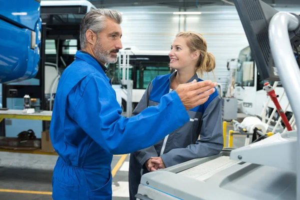 Werksleiter Gibt Arbeiterinnen Anweisungen — Stockfoto