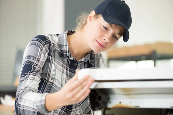 Kvinnlig Montör Som Utför Sitt Arbete — Stockfoto